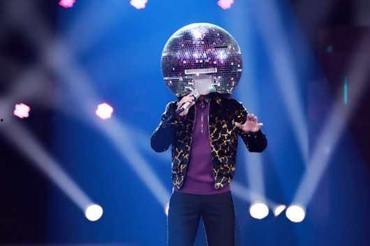 蒙面歌手最新爆料是谁呀,神秘嘉宾身份揭晓，竟是...